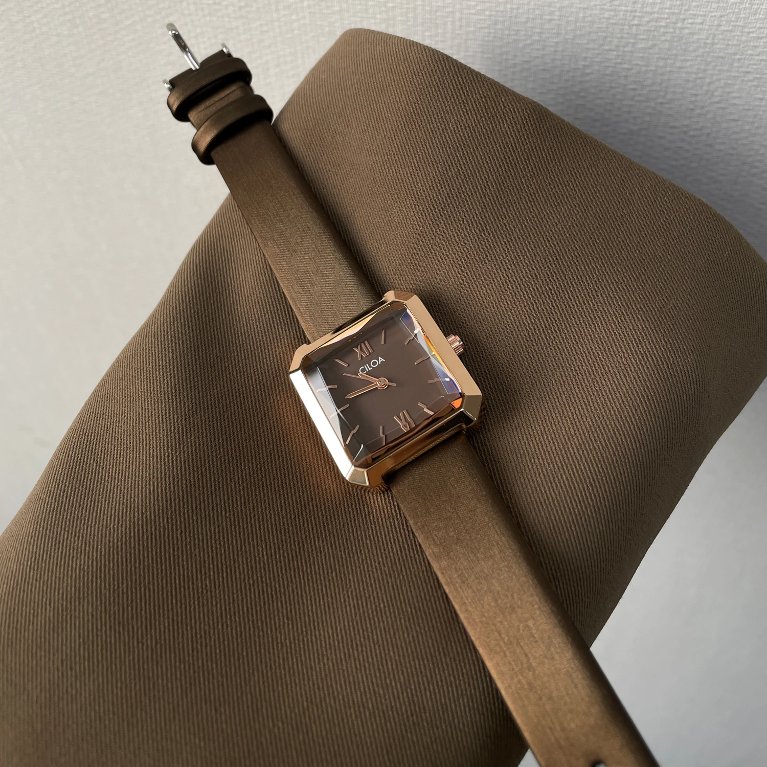 

CILOA 2025 новые женские легкие роскошные модные элегантные водонепроницаемые кварцевые часы в стиле ретро с золотой отделкой
