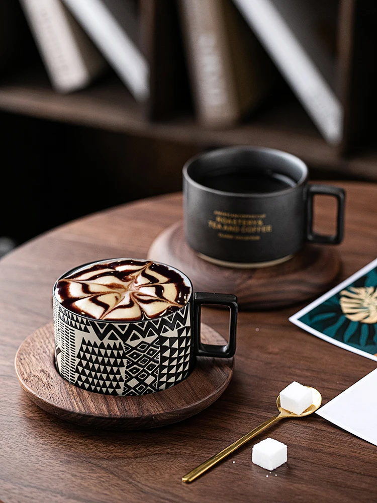 Piatto da caffè americano in ceramica creativa da 300ml con cucchiaio tazza d'acqua di lusso e piattino Set tazza con lettera Golg di moda personalizzata