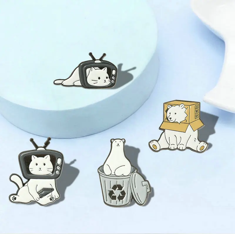 En caja de TV, alfileres esmaltados, broche de animales divertidos personalizados, insignia de solapa, bolsa, joyería de dibujos animados, regalo para chico, amigo, gato, cabeza de oso