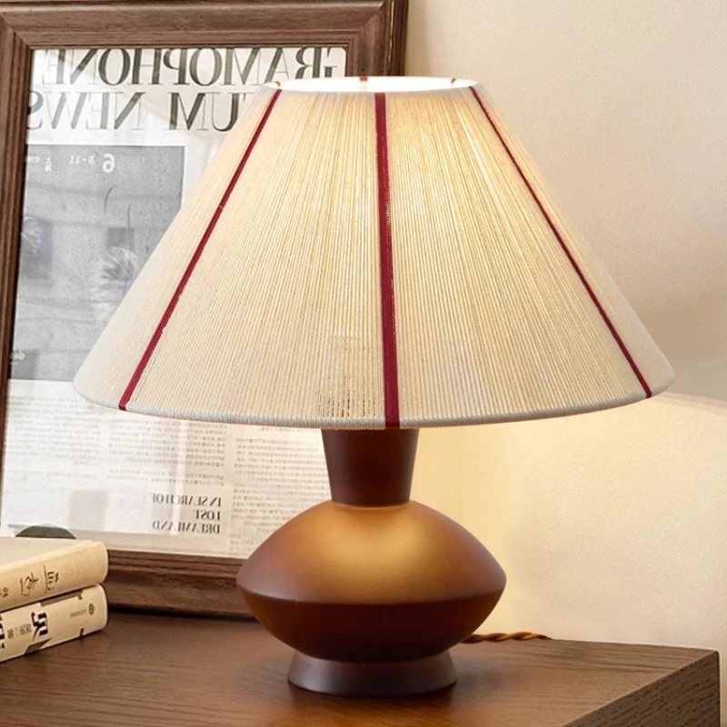 French Medieval Retro Solid Wood Table Lamp Creative Hand-woven Romantic Atmosphere Restaurant Living Room Bedside Desk Light