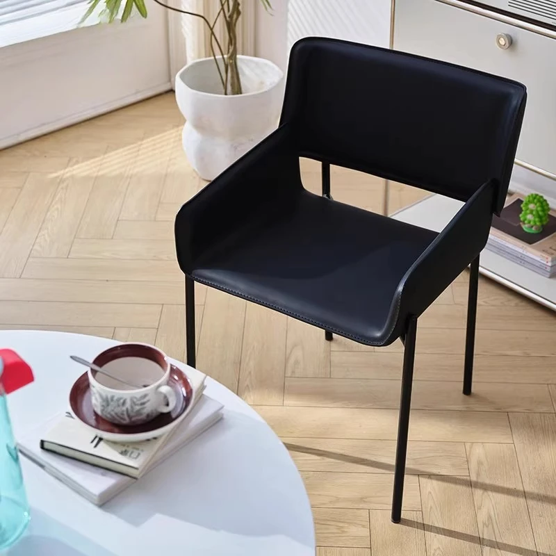 Sedia da pranzo moderna e minimalista in pelle con comode schienale e braccioli