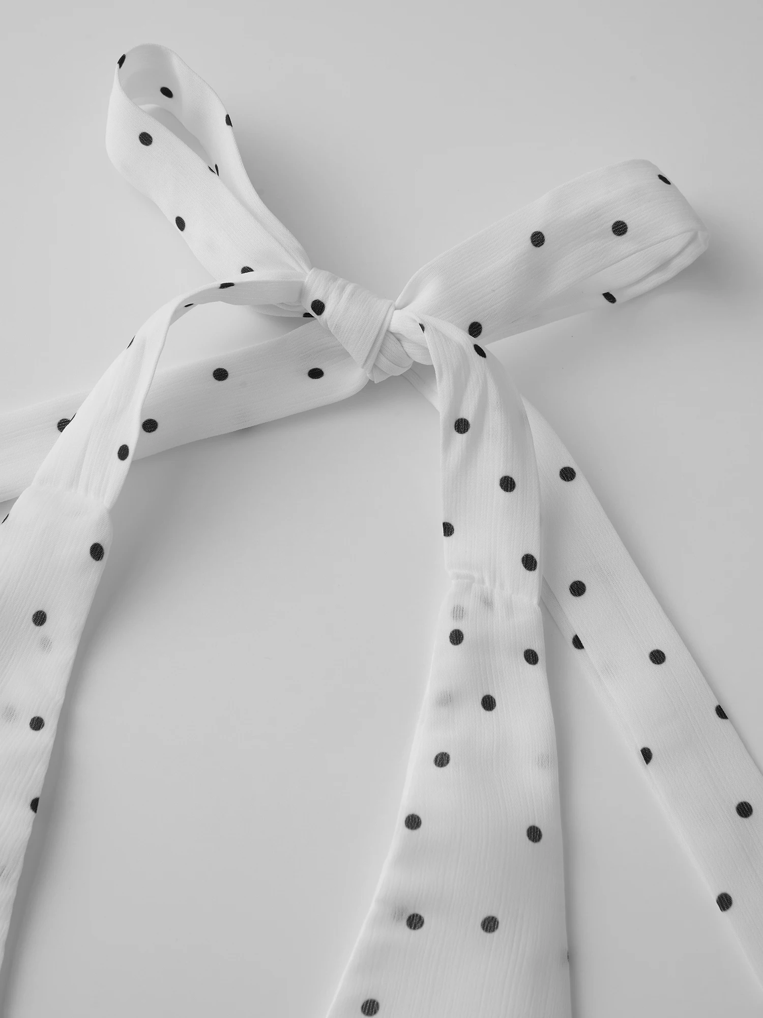 Damski zestaw spódnicowy: wiązany top typu halter bez pleców z mini spódniczką bodycon w kropki, letni strój.