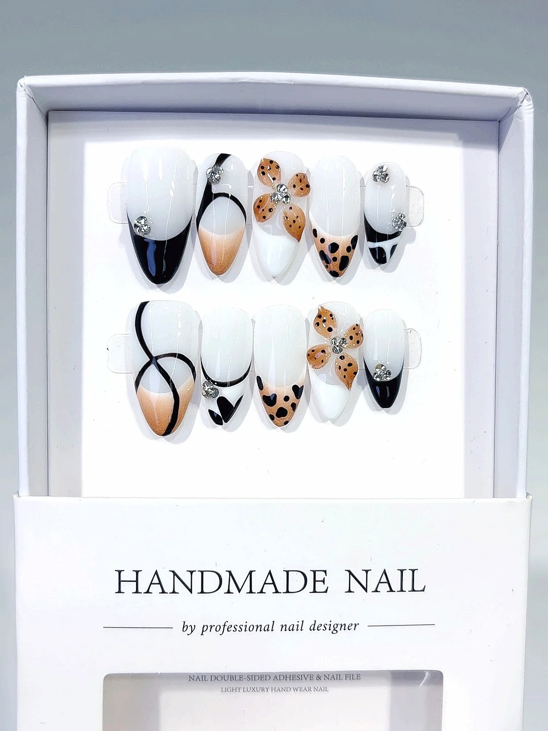 Leopardo blanco y flor 3D, diamantes de imitación, almendra, prensa en las uñas, juego de uñas postizas hechas a mano para mujeres (10 piezas) D558