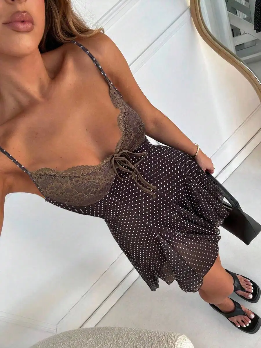 

Коричневое мини-платье в горошек с кружевными тонкими бретелями и завязками спереди