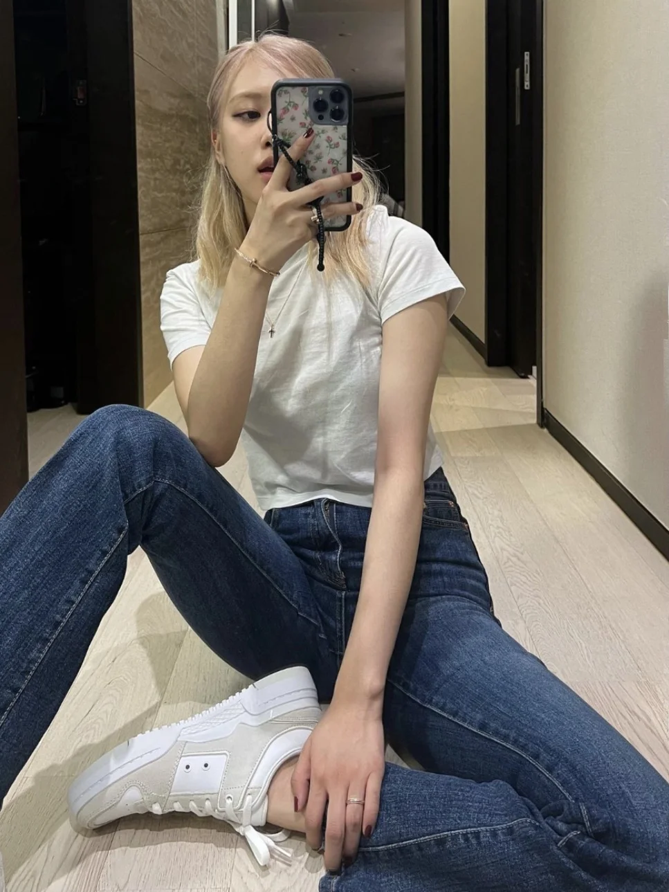 

Джинсы с высокой талией, расклешенные, длинные, с эффектом похудения, в корейском стиле, глубоких и светлых цветов, из износостойкой джинсовой ткани, на молнии.