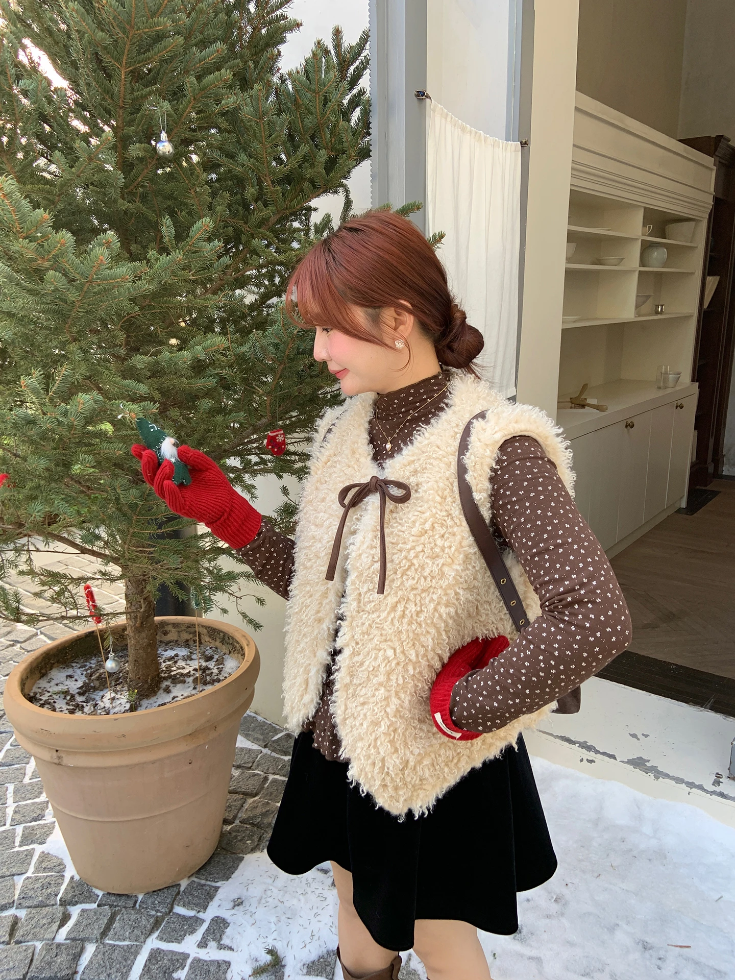 

Plump Korean Sle Vest Women Winter Belted Knot Furry Coat Soft Little Lamb Fluffy Outerwear V-Ne ort Loose Fit