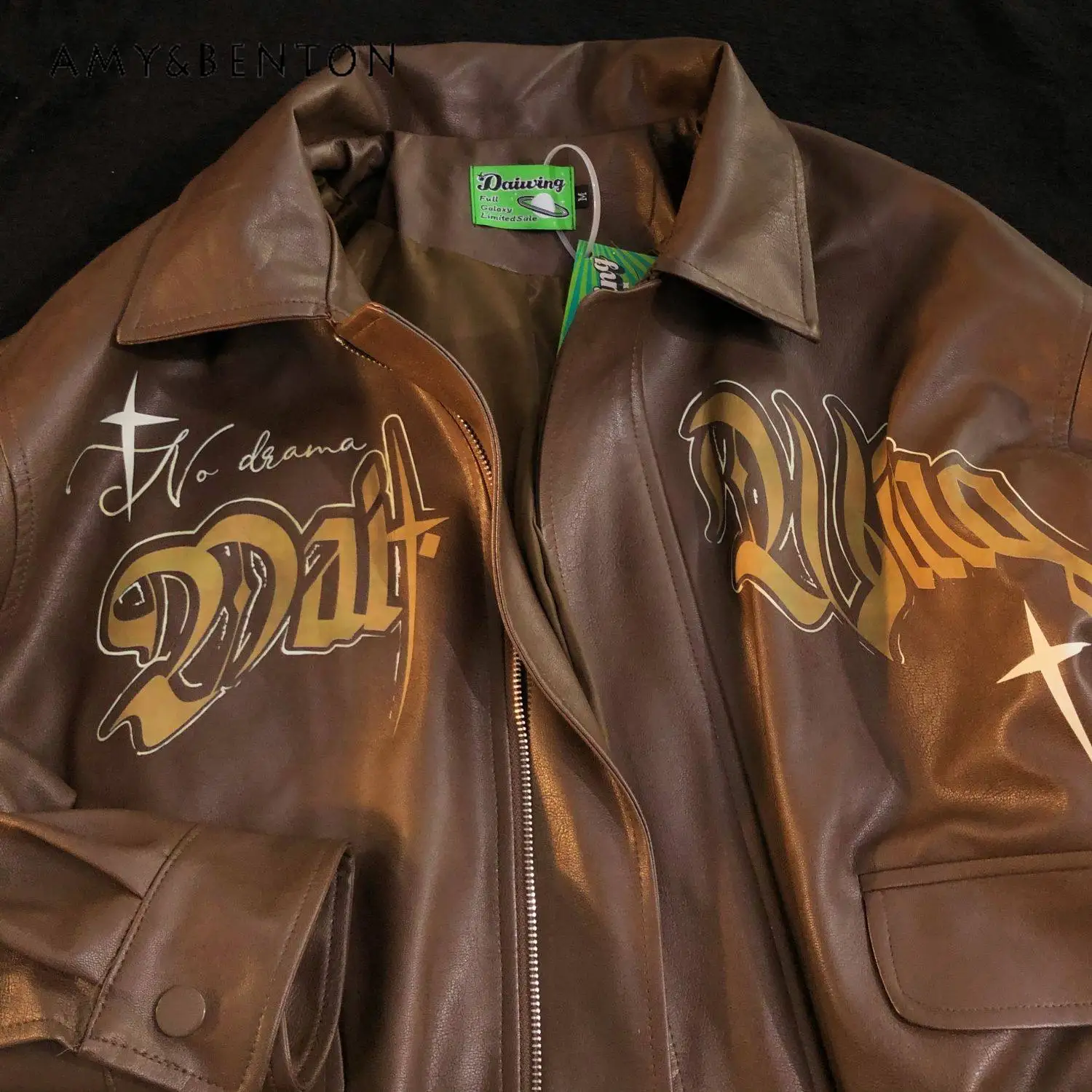 سترة جلدية صناعية نسائية جديدة للربيع والخريف بأسلوب أمريكي، ذات ياقة مقلوبة وطباعة حروف، بلون القهوة، فضفاضة وغير رسمية