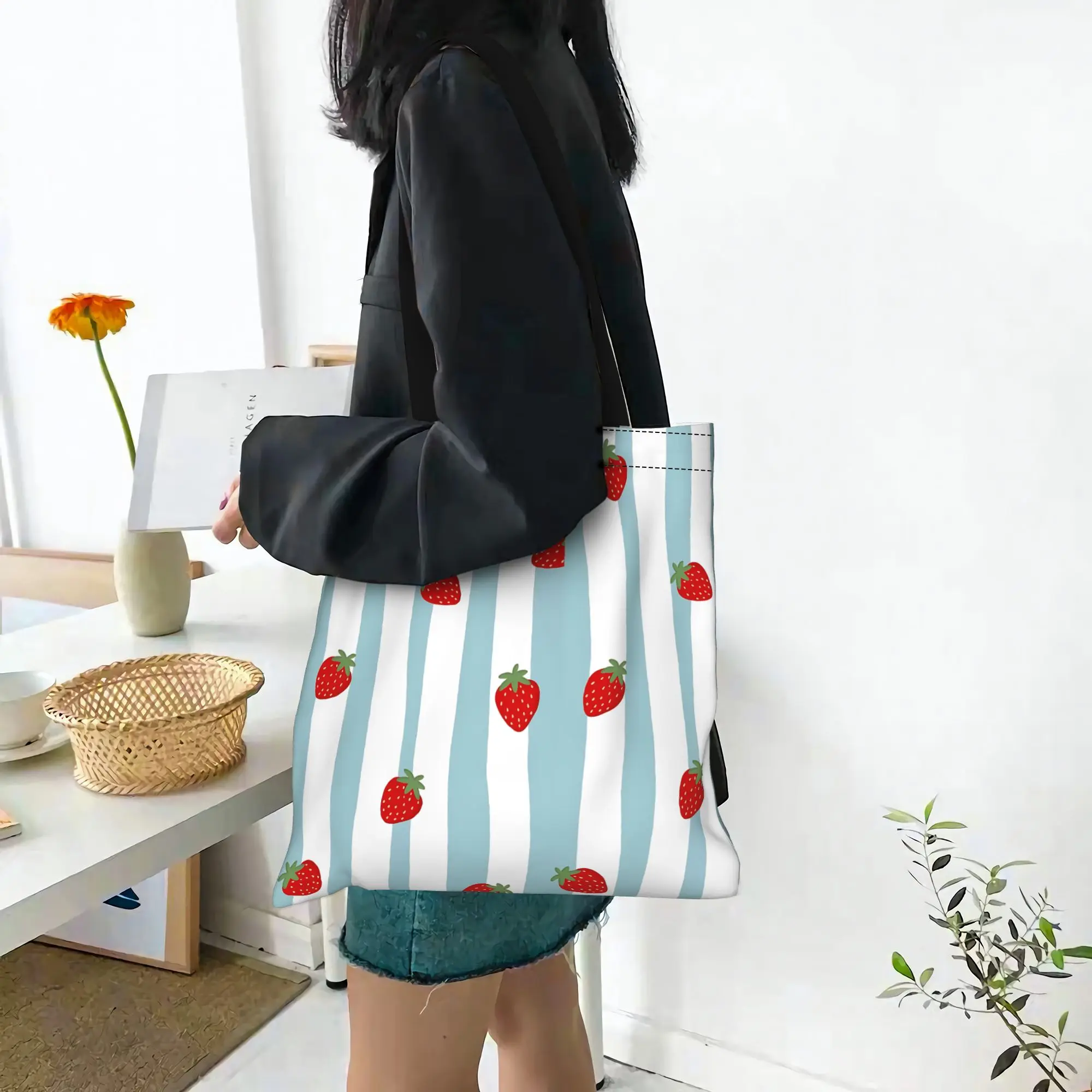 

Женская сумка 2026 с клубничным узором, многоразовая двусторонняя холщовая сумка-тоут, сумка через плечо