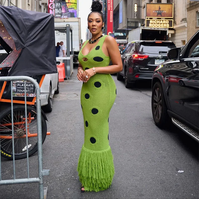 Abito lungo lavorato a maglia a pois di design con scollo a V scava fuori abiti con orlo con frange 2025 Abito da sera elegante per feste delle nuove donne estive