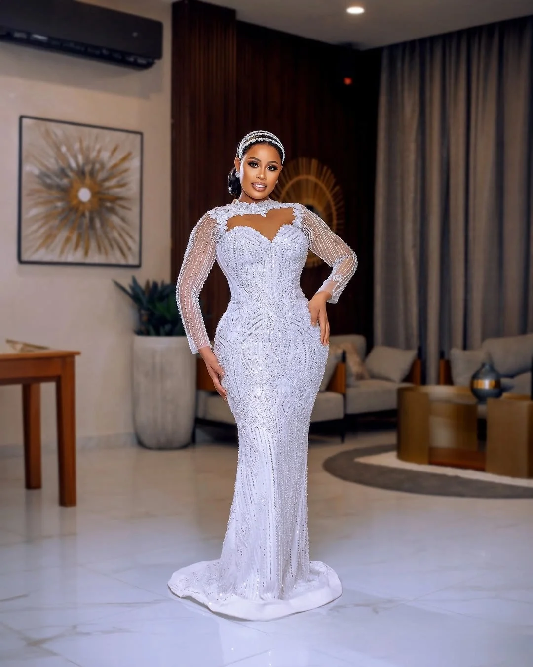 ชุดแต่งงานแบบมีแขนยาวประดับคริสตัลและลูกปัดวิบวับ พร้อมกระโปรงถอดได้