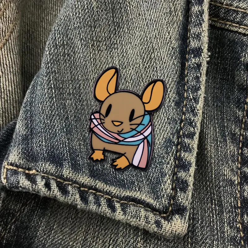 لطيف المتحولين جنسيا الفئران المينا دبوس الأزرق الوردي الأبيض وشاح عبر فخر الحيوان شارة LGBT بروش هدية ظهره الديكور مجوهرات