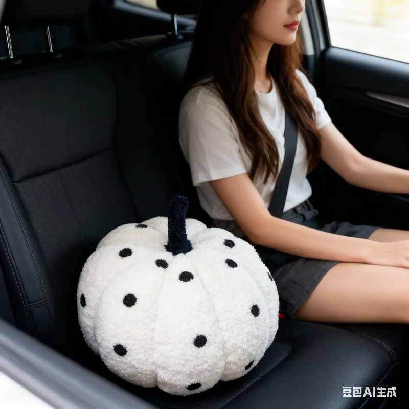 

Автомобильная подушка в виде тыквы с помощью плюшевой креативной спинки мягкой и удобной в качестве подголовника для отдыха в автомобиле.