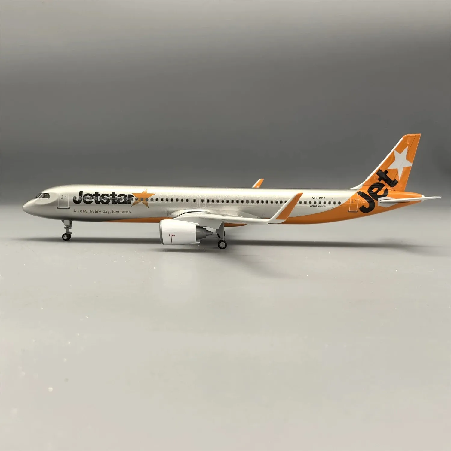 A321 NEO Jetstar Airways 1/100 Scale Airplanes 47cm 321 Aircraft Model with Landing Gear and Light Resin Die-cast Souvenir Plane view 2