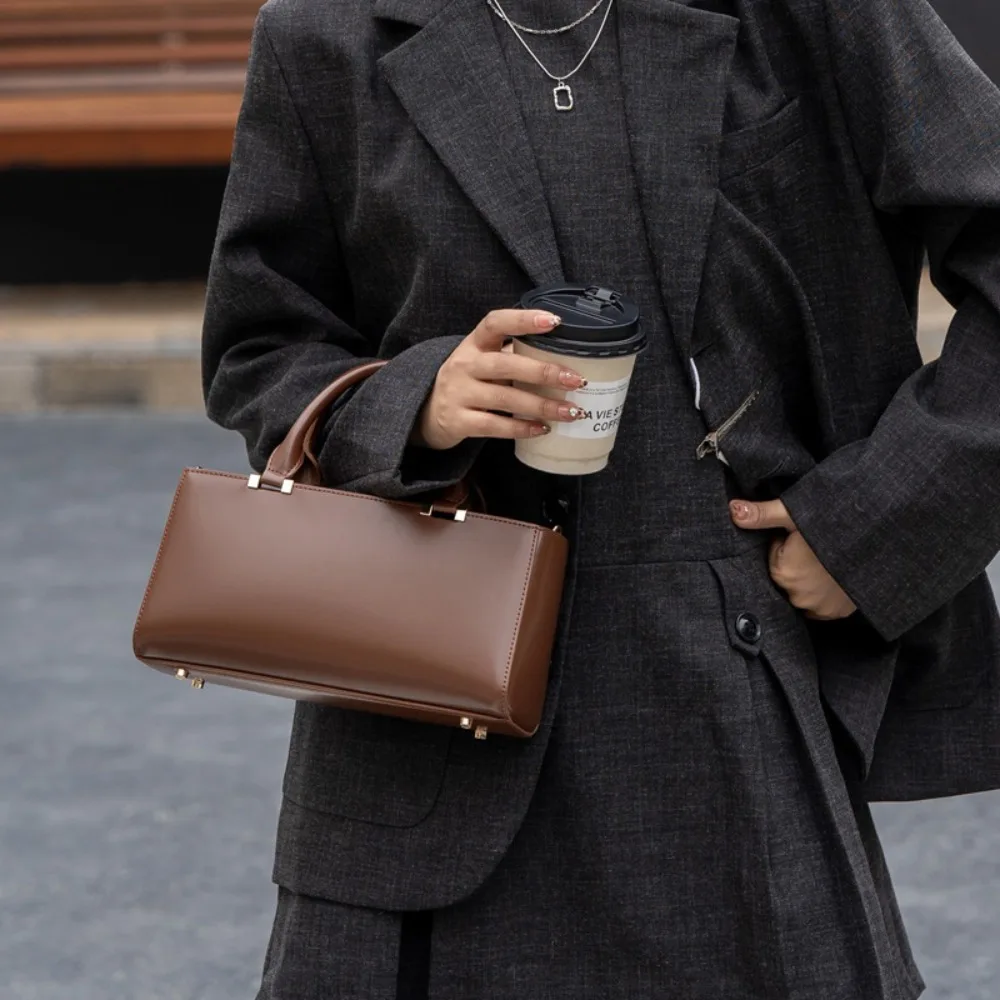 

Niche Design, Red Cowhide Small Square Women's Autumn and Winter Simple Wedding Bag, Commuting Versatile, High-fashion Casual