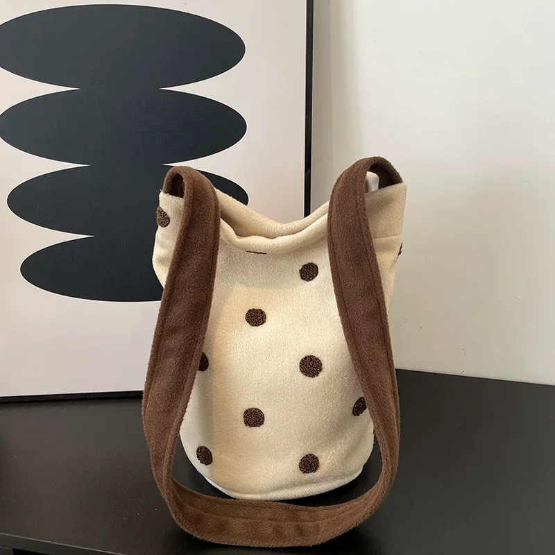 Cute Polka Dot Plush Bucket Bag for Women Winter Soft Fleece Contrast Color Shoulder Bag Large Capacity Daily Commuter Handbag
