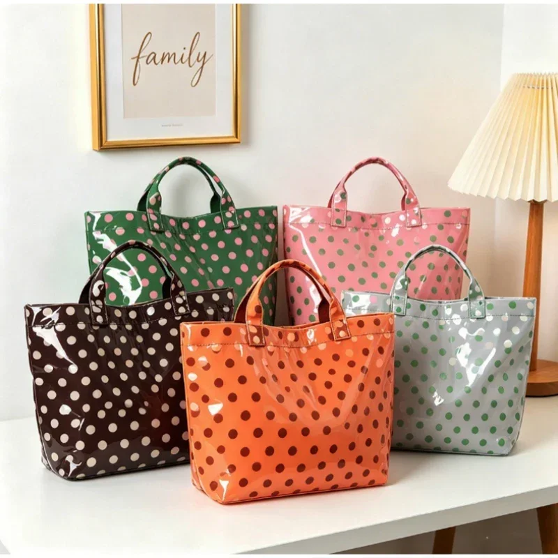 Damen-Tragetasche aus PVC mit Polka-Dot-Muster und Farbblockierung, klassische Retro-Mode-Schulterhandtasche, wasserdichte Reise-Aufbewahrungstasche mit großem Fassungsvermögen – Detail 2