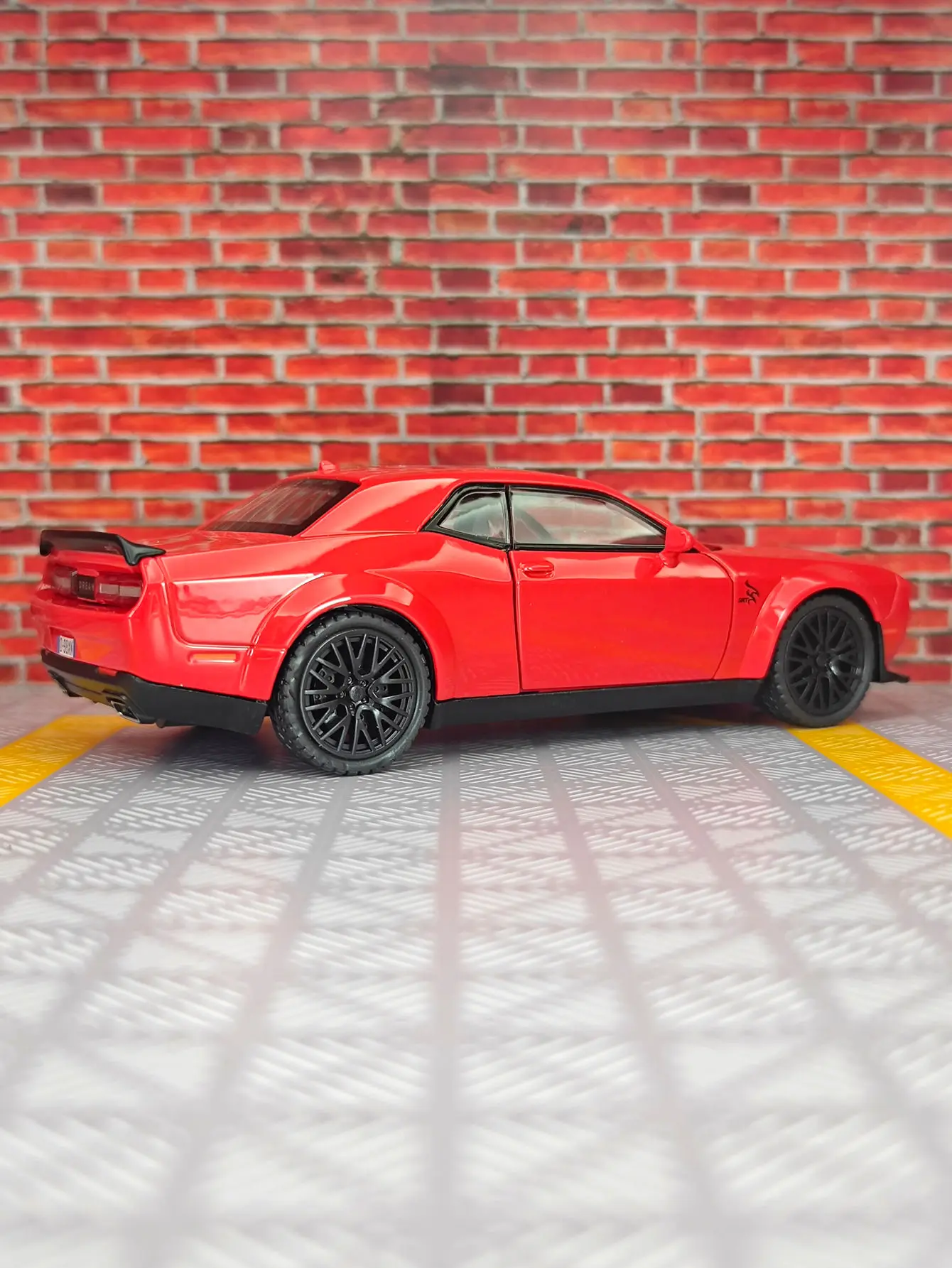 Colección de adornos de coche de aleación SRT 1:32, acústico-óptico, modelo superrunning para niños, regalos, mano de obra fina