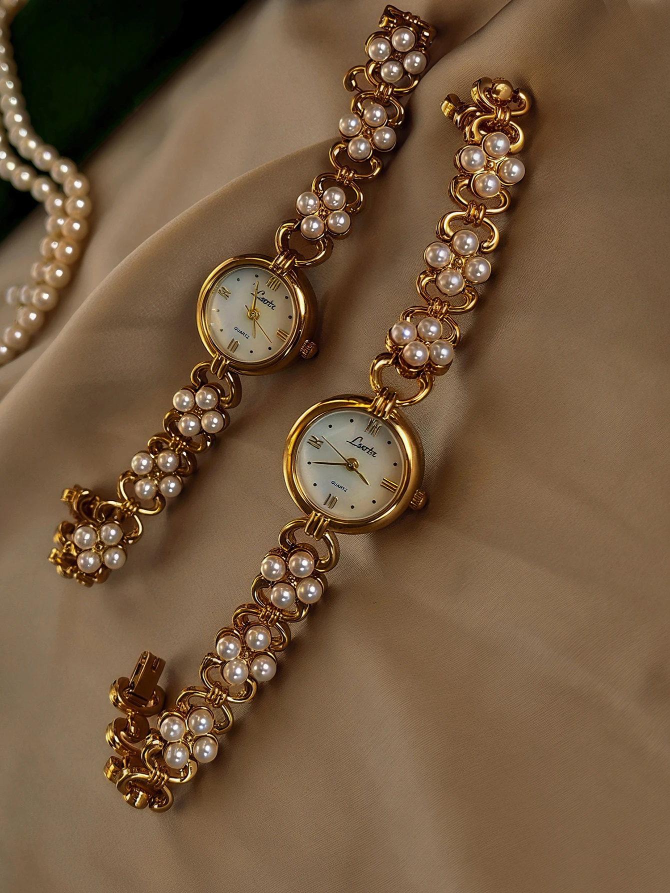 1 new gold luxury fashion elegant ladies' quartz watch inlaid with small white pearls and mother-of-pearl dial is a gorgeous romantic and elegant ladies' watch, suitable for daily wear decoration and gifts