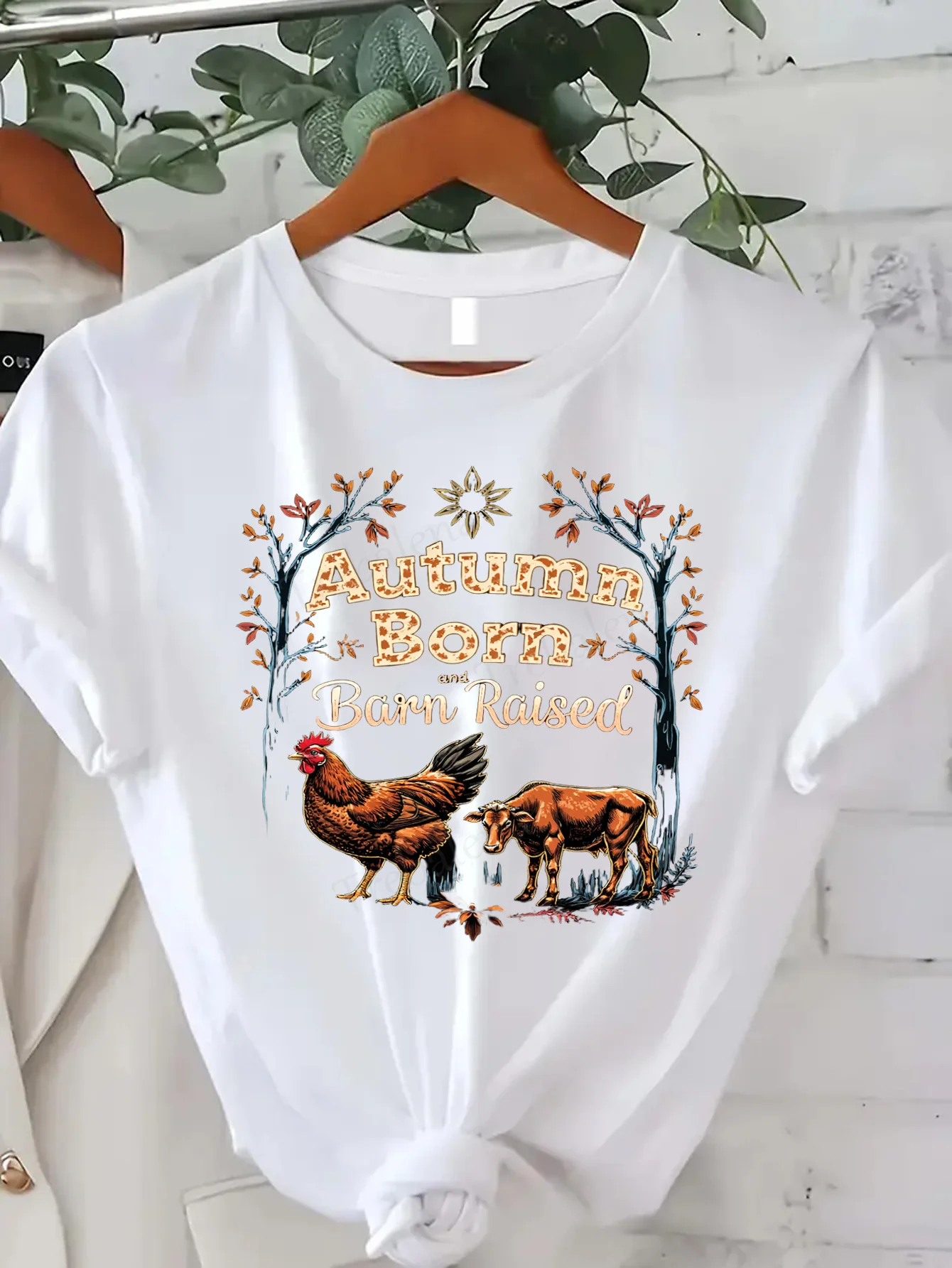 

Удобная женская футболка с принтом. Осенняя футболка Born Barn с дизайном сельскохозяйственных животных и деревьев.