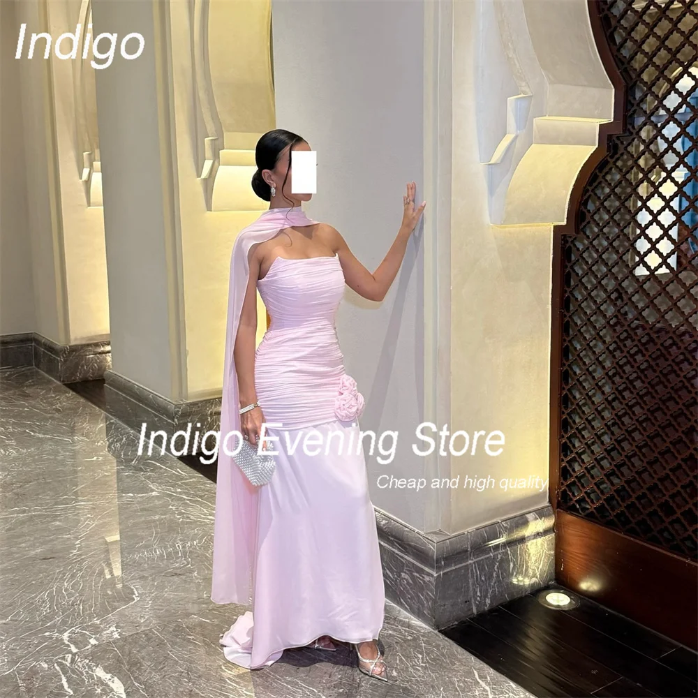 Modernes Abendkleid im Meerjungfrau-Stil mit Falten im Indigo-Stil, Blumen, trägerlos, Schlitz, offener Rücken, Schal, formelles Abendkleid, فسات Musta www ● ● Maßgeschneidert