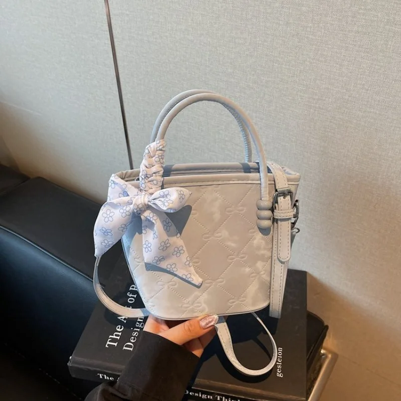 

Кожаная большая сумка с брелоком для женщин с практичной элегантностью и персонализированным сенсорным экраном