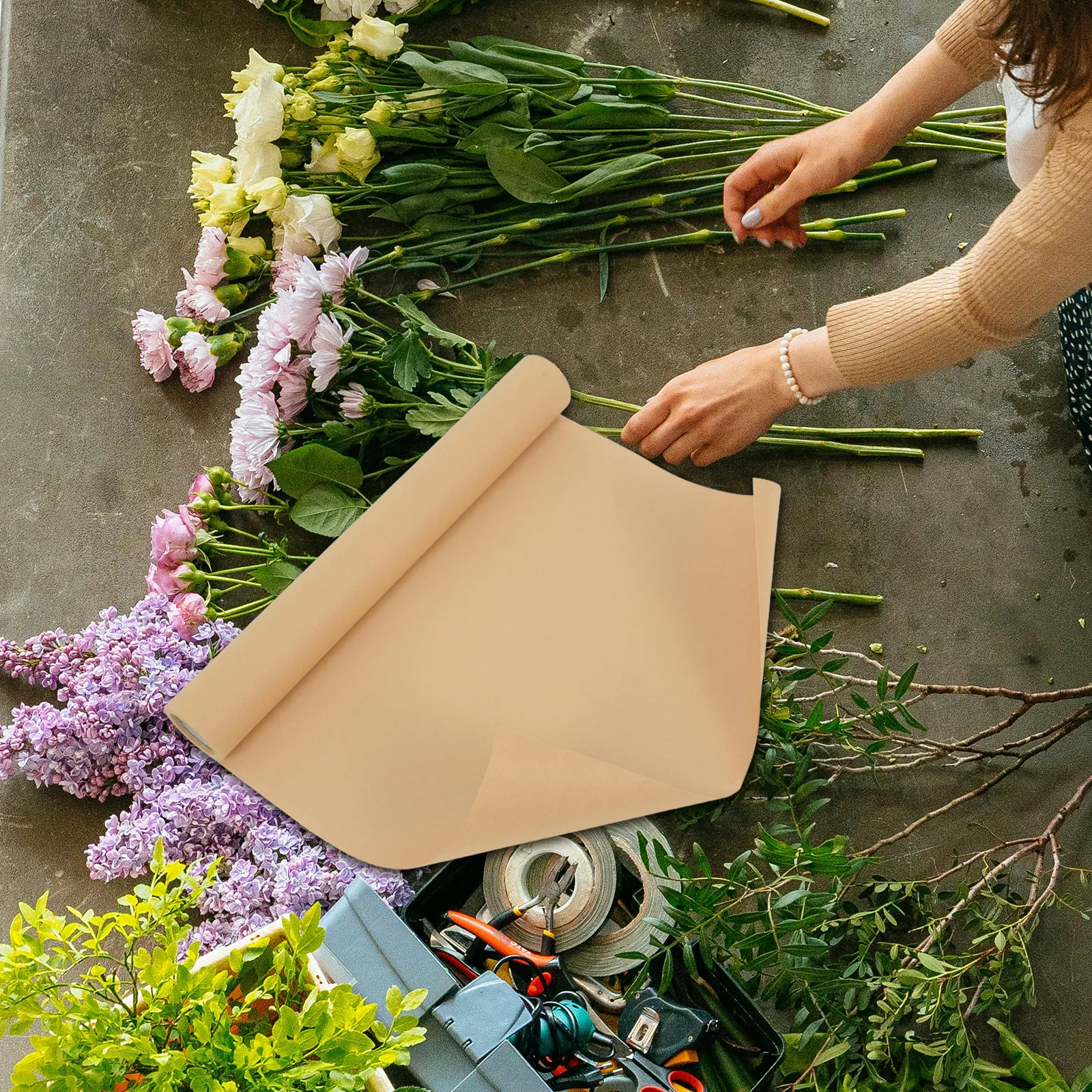 

Рулон крафт-бумаги: плотный, стильный, многофункциональный материал для сувениров, букетов, детских художественных проектов