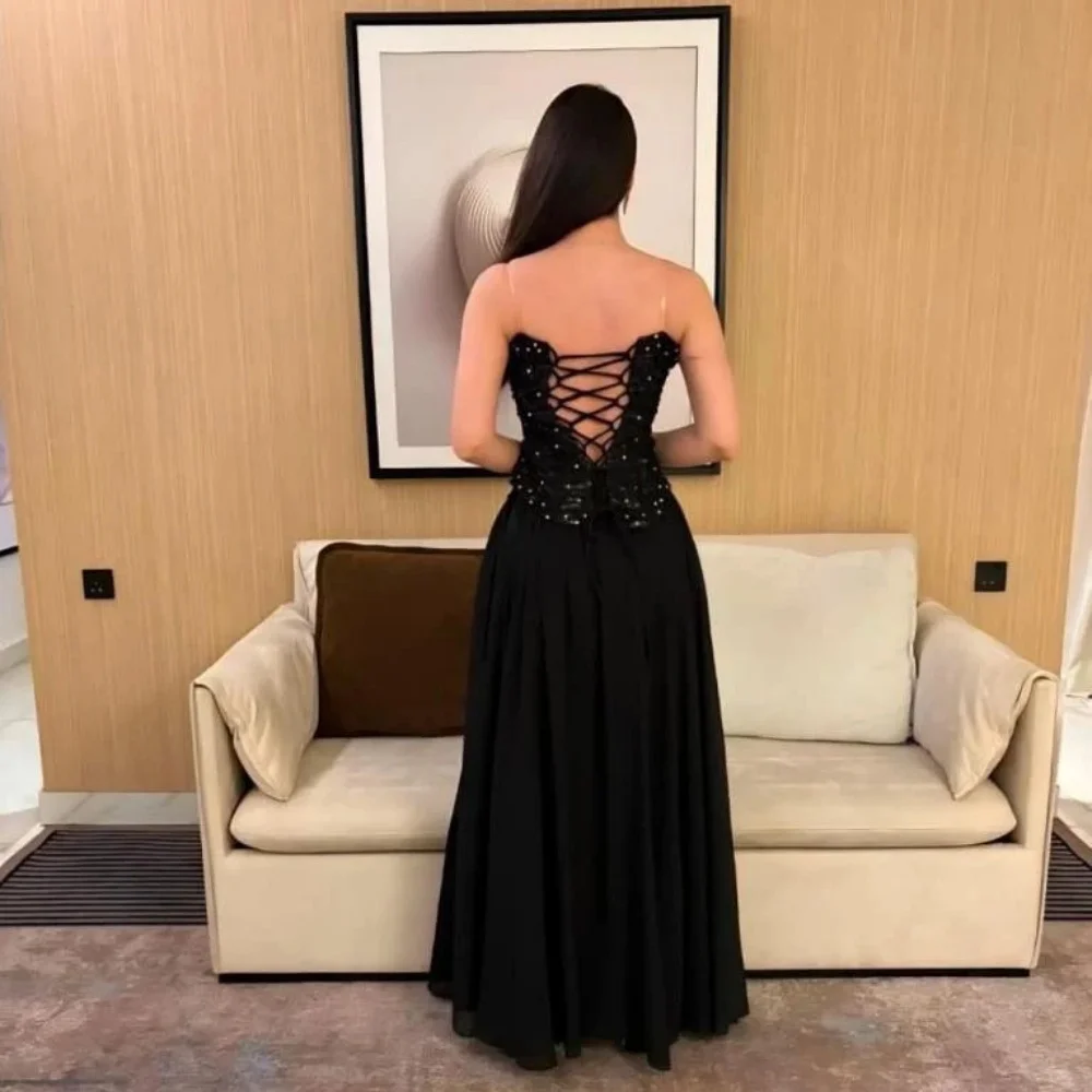 Abito da ballo senza maniche elegante senza spalline personalizzato con affascinante abito da sera formale con perline a trapezio con lacci per la festa