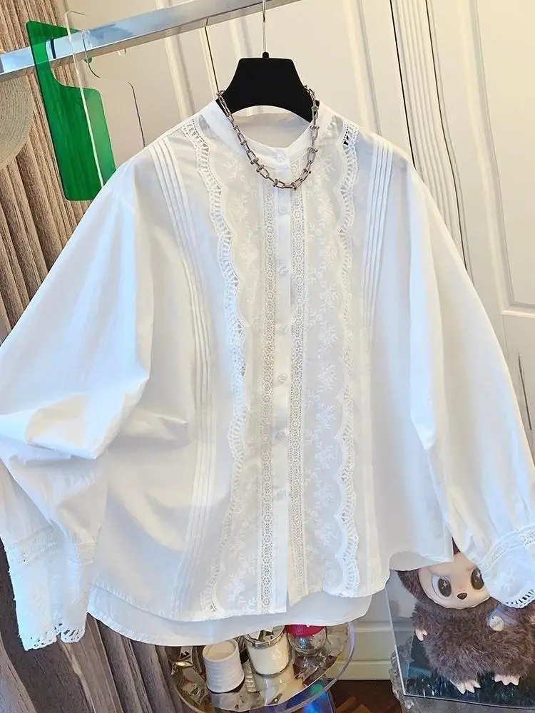 

Модные женские блузки 2026: белые топы с круглым вырезом, оборками и длинными рукавами-фонариками, стильные рубашки