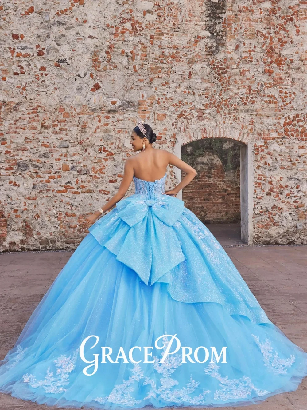 فستان Quinceanera بدون حمالات من التول باللون الأزرق السماوي الساحر، فستان رسمي متألق ومزين لعيد الميلاد، ثوب حفلة مذهل بطول الأرض