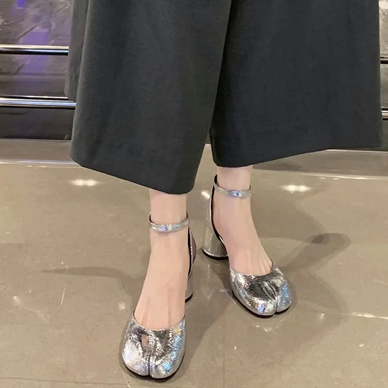 Fashion Tabi Ninja Shoes WomenRound Split Toe Shallow Thick Heel Sandals Single Mid Heel Mary Janes Shoes Female Pumps