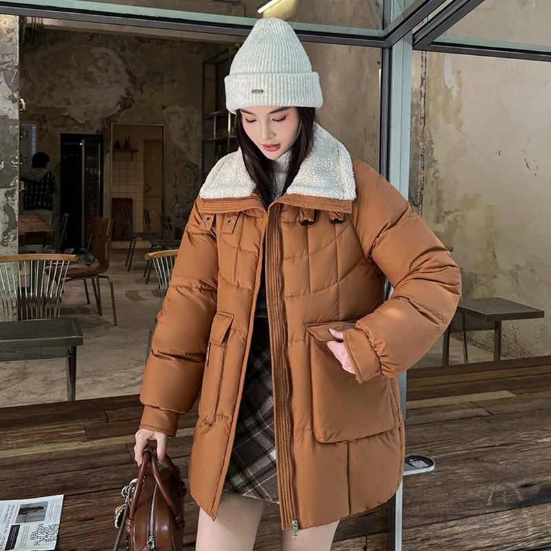 เสื้อแจ็คเก็ตแฟชั่นบุขนแกะหนานุ่ม อุ่นสบาย สำหรับผู้หญิง รุ่นใหม่ประจำฤดูหนาวปี 2025 ความยาวปานกลาง สไตล์ลำลอง ทันสมัย