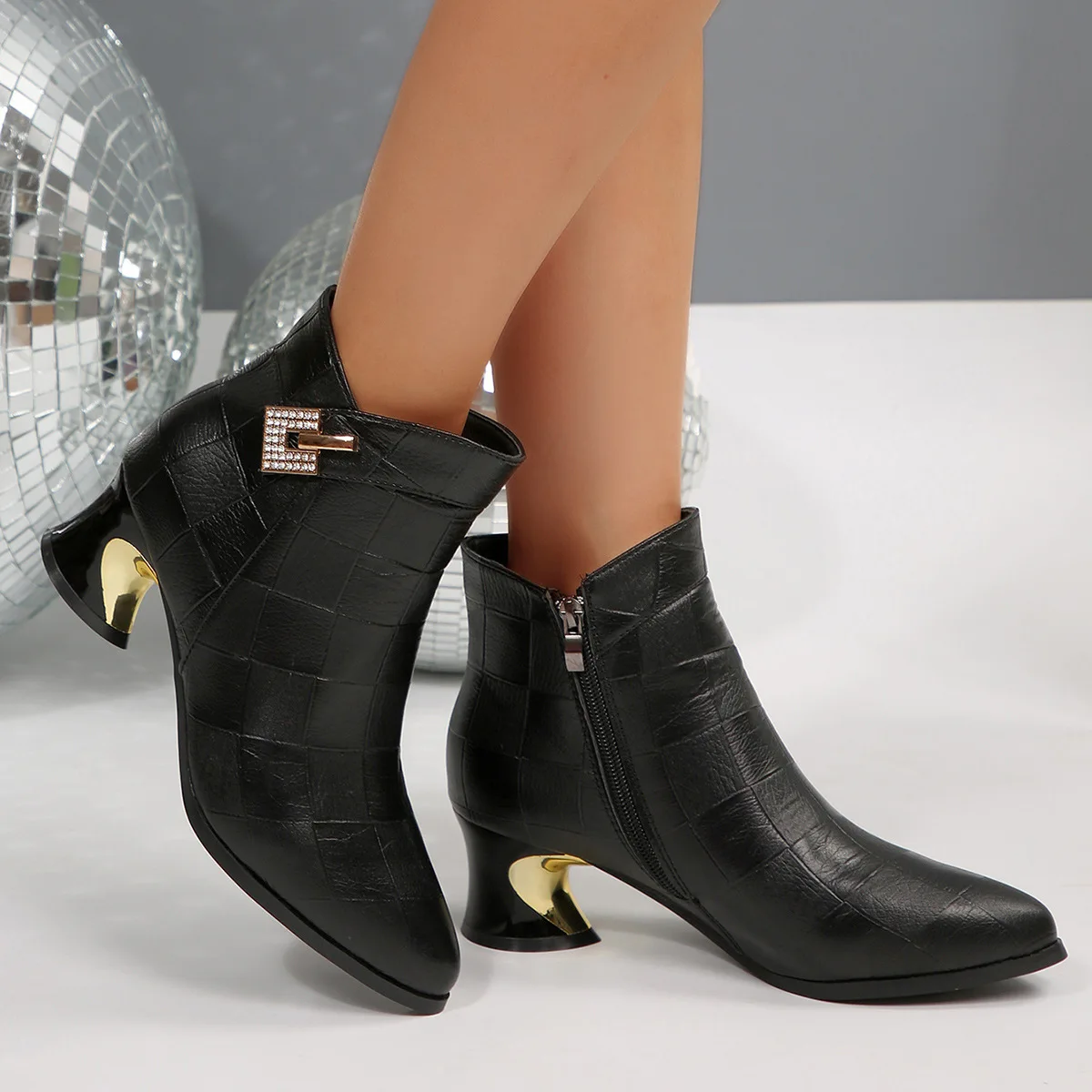 

Women's autumn and winter fashionable leather fashion boots, large-sized pointed-toe short ankle mid-heel women's boots