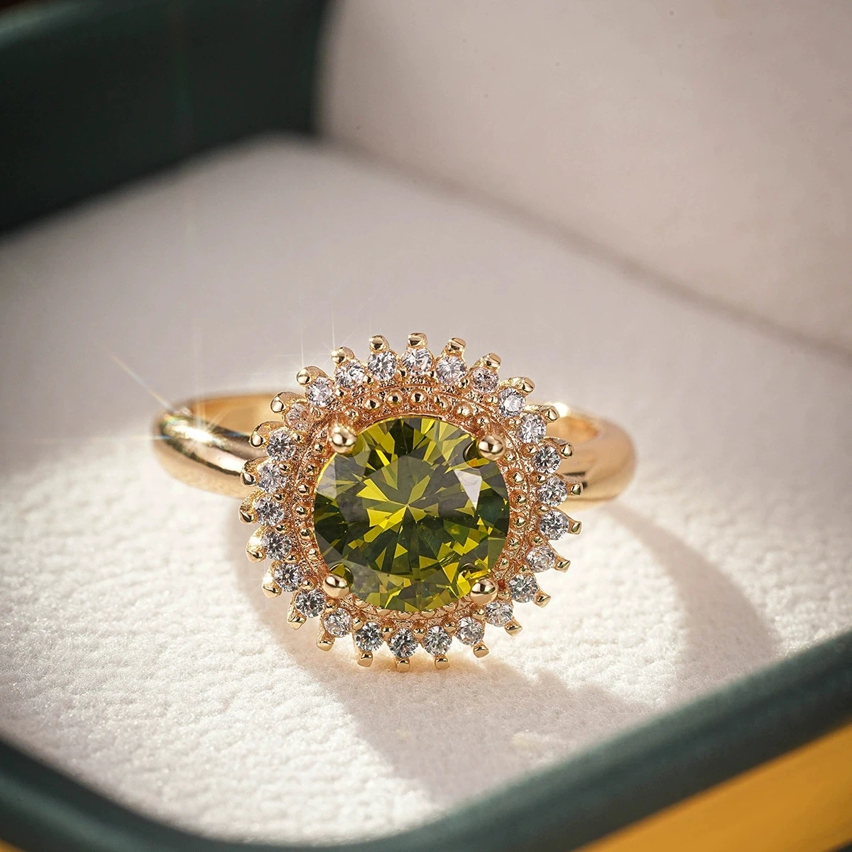 

Vintage Gold Color Inlay Olivine Round Flower Finger Rings for Women Fashion Green Stone Wedding Band Bridal Custom Jewelry