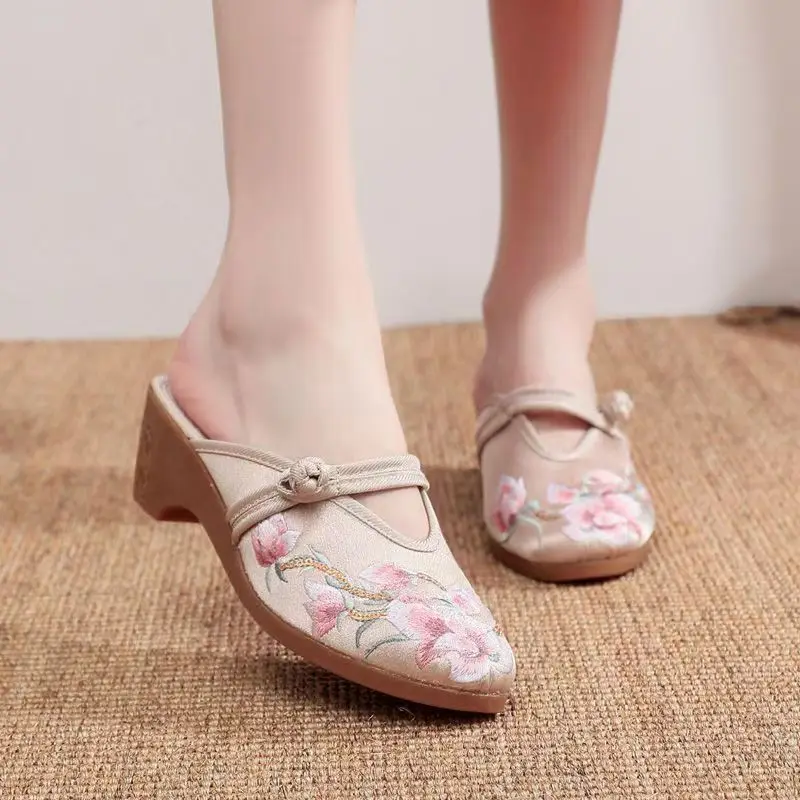 New Women's Spring Summer Baotou Embroidered Wedges Canvas Slippers Soft Sole Non Slip Home Slippers Outdoor Vintage Slippers