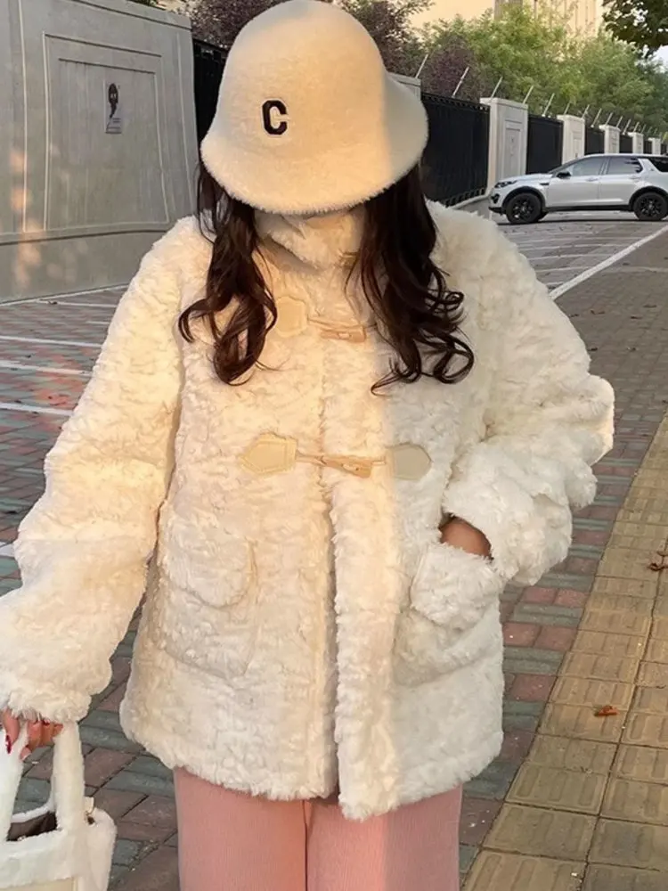 เสื้อโค้ทขนแกะนุ่มสำหรับผู้หญิง สีขาว สไตล์ลำลอง สำหรับฤดูหนาว ติดกระดุม ผ้าฝ้ายอุ่น ทรงหลวม สไตล์หวาน เรียบง่าย