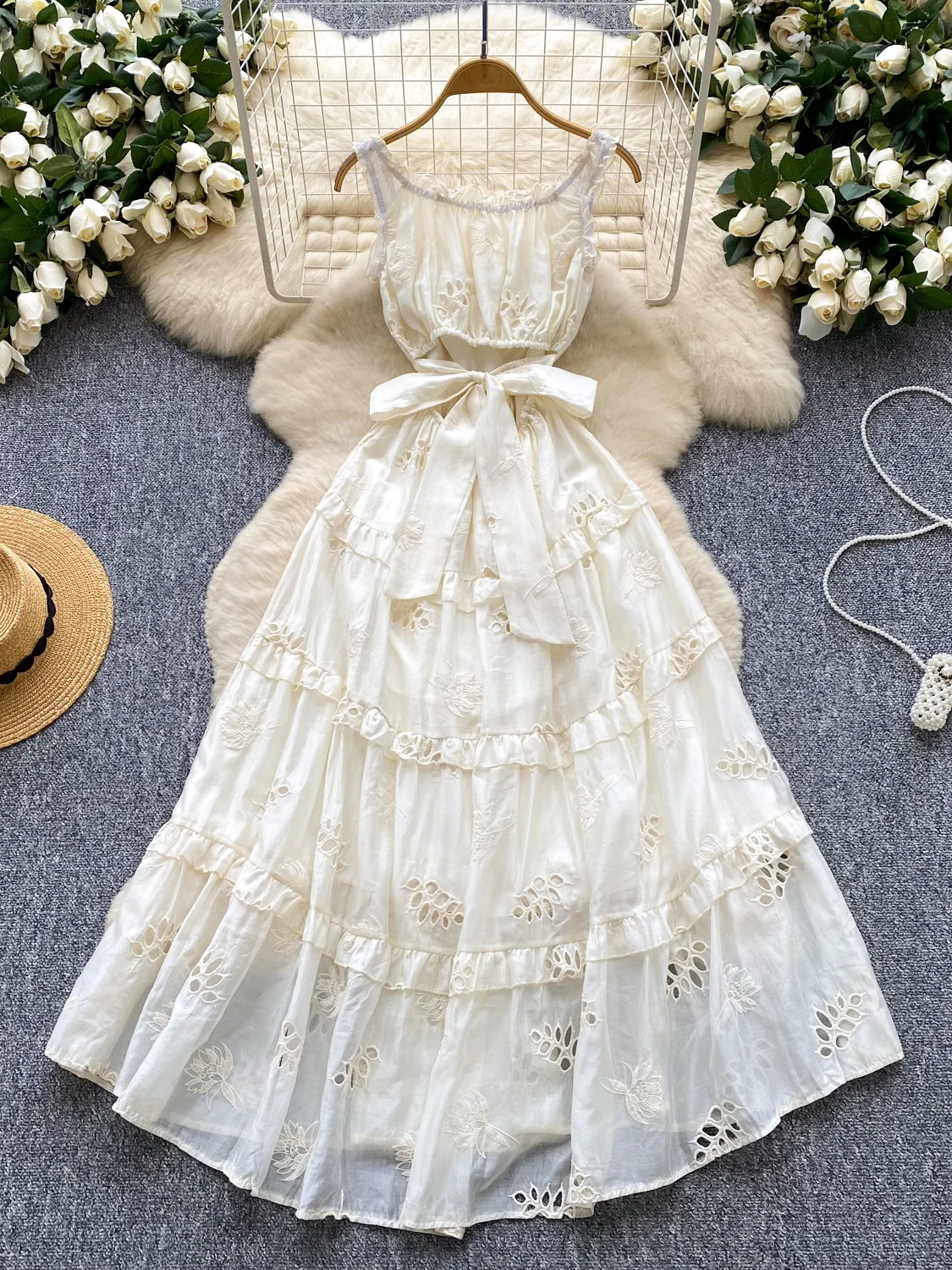 فستان متوسط الطول بتصميم A-Line مع تطريز ثقيل على الخصر، مناسب للعطلات، يُبرز جمال المرأة ويعطيها مظهراً رومانسيًا.