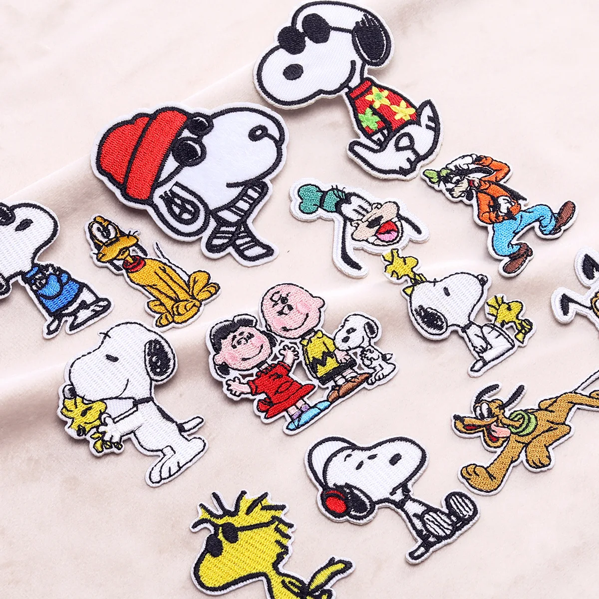 

MINISO Snoopy Dog Pattern Embroidered Patches Iron-On/Sew-On Animal Self-Adhesive Clothing Appliques for Diy Decoration