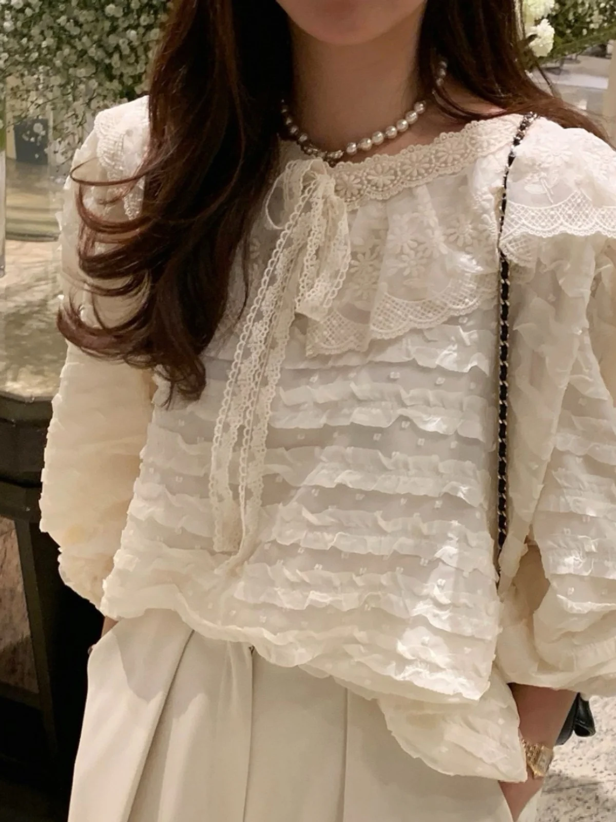 بلوزة نسائية بأكمام طويلة من الدانتيل الفضفاض بتصميم كوري بأكمام منفوخة، أنيقة وعصرية باللون الأبيض لموسم ربيع 2025