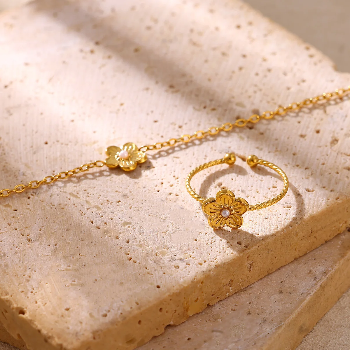 Elegantes, süßes Blumen-Armband mit Ring für Damen, Charm aus Edelstahl, Imitationsperlen-Ring, Armbänder, Designer-Hochzeitsschmuck-Set