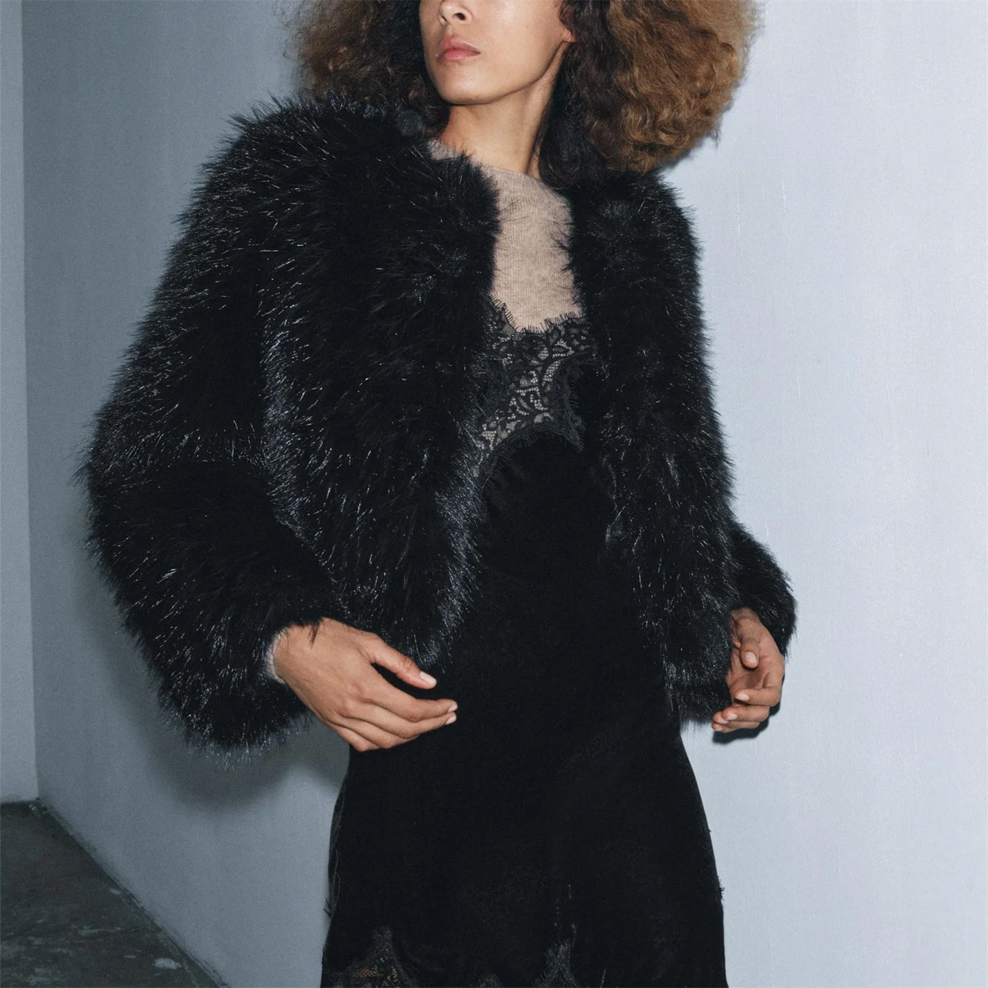 Elegant Fashionable Short Artificial Fur Effect Long Sleeve round Neck Slim Fit Outerwear for Women New Arrival Winter 2025