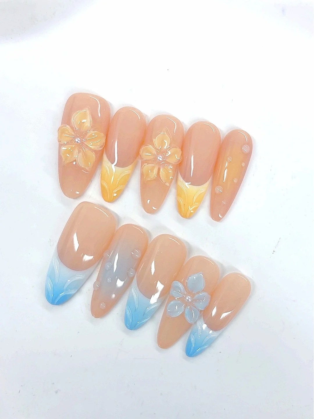 Presse florale pastel - sur les ongles - Faux ongles chic en amande (D518)