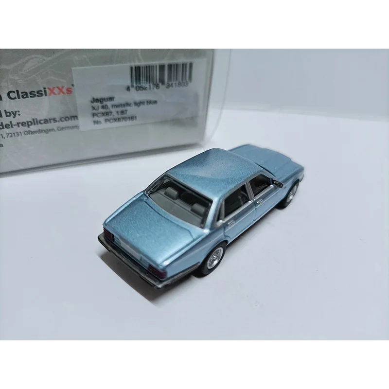 1:87 Scale Jaguar XJ40 Plastic Car Model Collection Ornaments