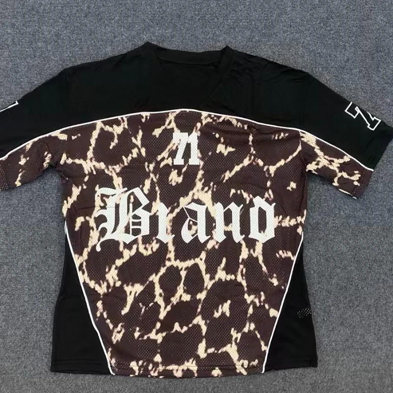 

Baseball T-shirt with niche design for men and women, featuring grid leopard print splicing and contrasting color short sleeved