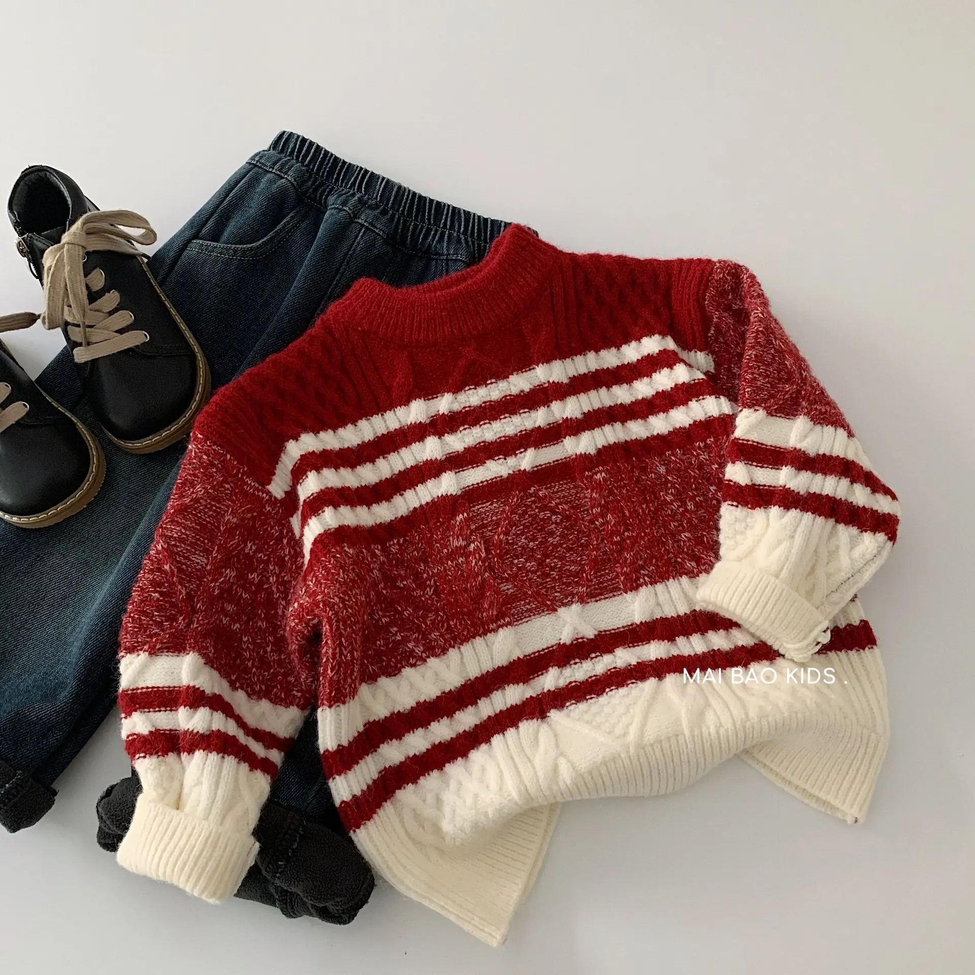 

Новая одежда для мальчиков 2025 года, корейское издание, полосатый пуловер с круглым вырезом для мальчиков и девочек, вязаная рубашка