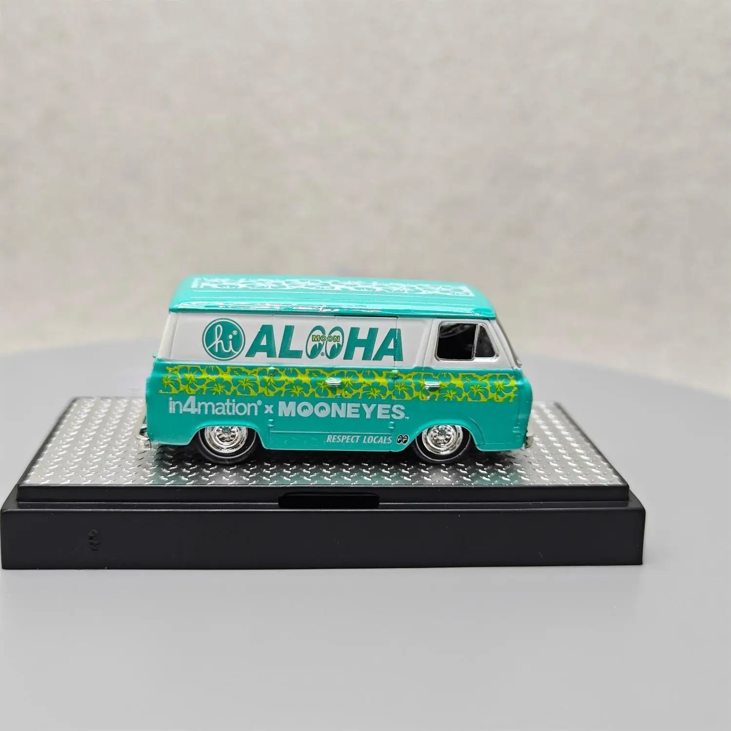 M2 Machines 1/64 1965 Ford Econoline IN4MATION MOONEYES Die-cast alloy car model collection display child gift