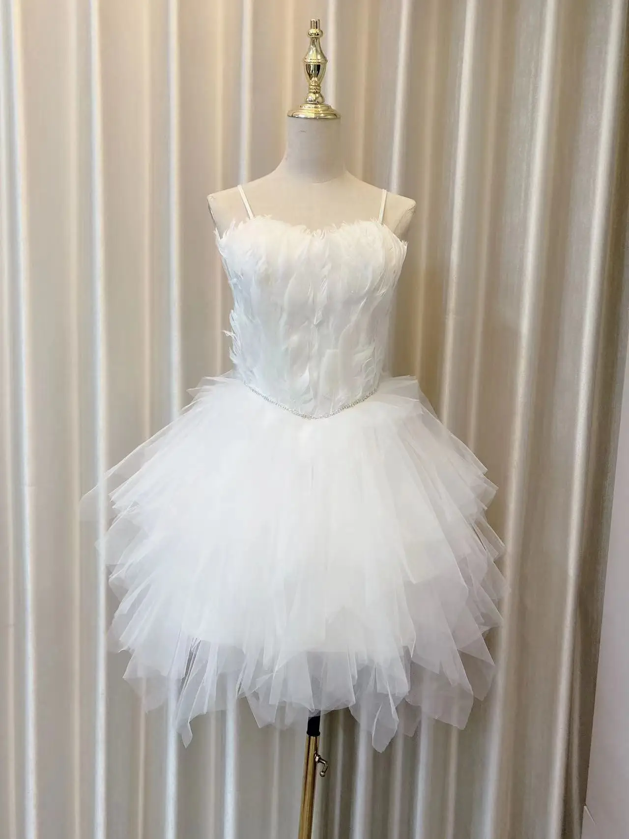 

Girls Sexy Short Dress Slim Fit Feathers Celebrity Party Evening Dress Cos Swan Costume New Banquet Runway Beading Dress G522