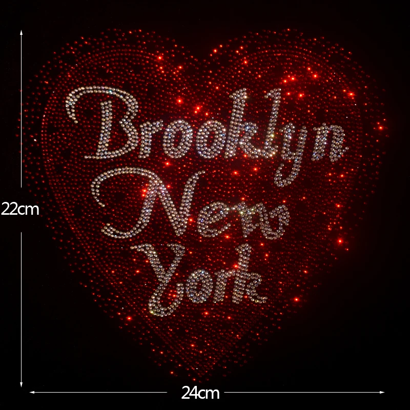 

Высококачественные ромбовидные креативные узоры в форме сердца прашены на улице свитера, футболок, толстовков и джинсов.