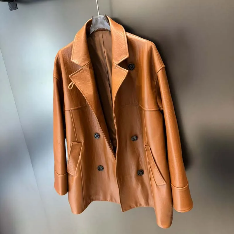 سترة جلدية أصلية عصرية جديدة بطول منتظم لعام 2025 بياقة مقلوبة ملابس نسائية لخريف وربيع جودة عالية