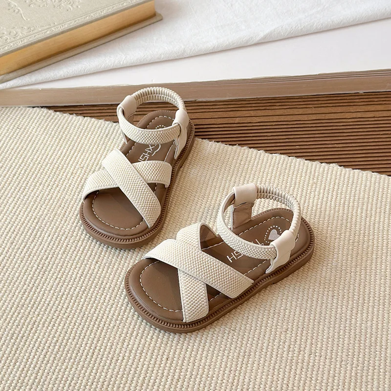 

Летние детские сандалии 2026: Новые модные пляжные сандалии для девочек с открытым носком, на плоской подошве, с перекрестными ремешками, нескользящие, дышащие, универсальные