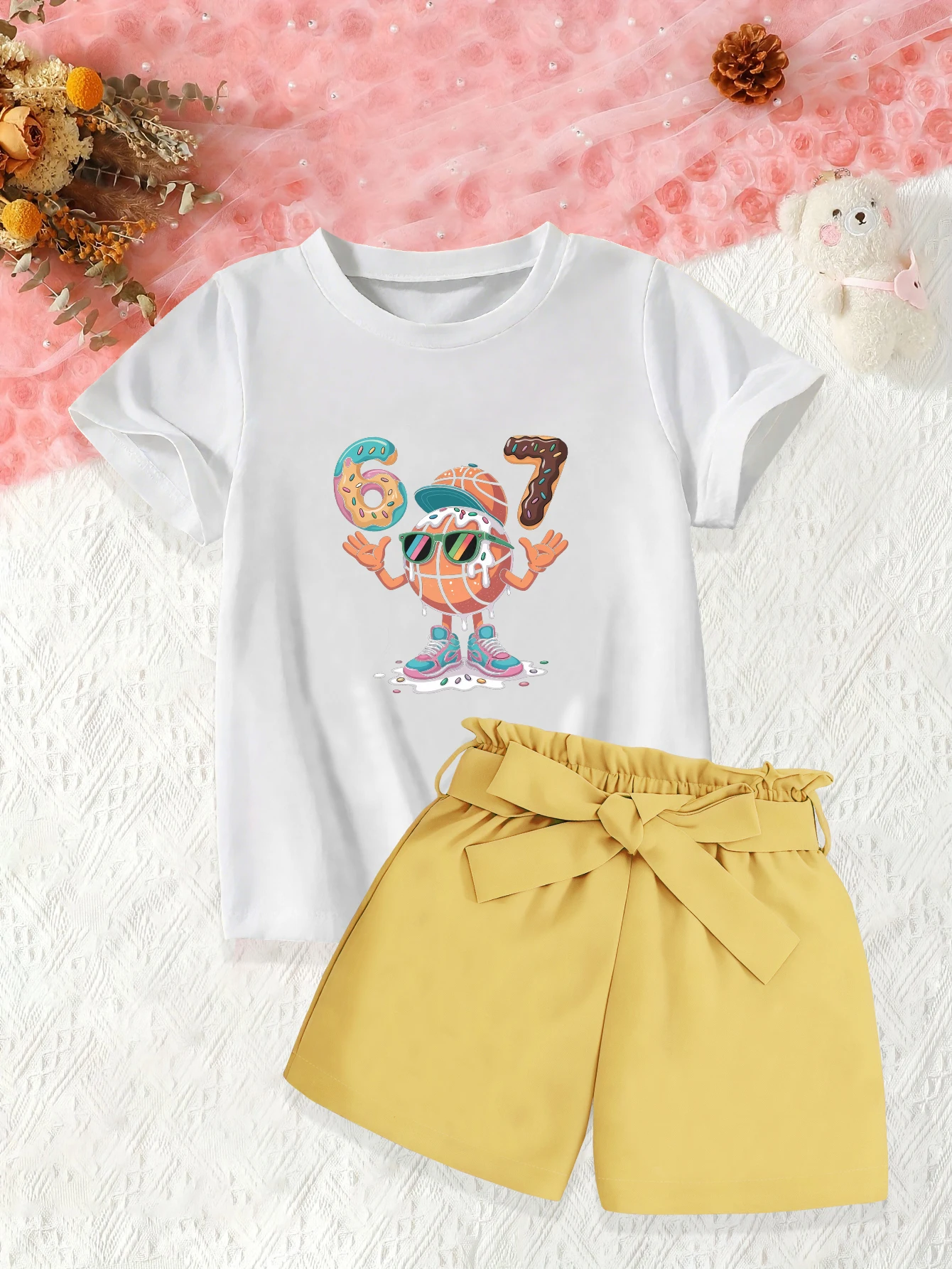 

Комплект из 2 предметов: летний комплект из шорт и футболки с коротким рукавом для девочек, с принтом мультяшных персонажей (баскетбол, печенье, 67), с бантом